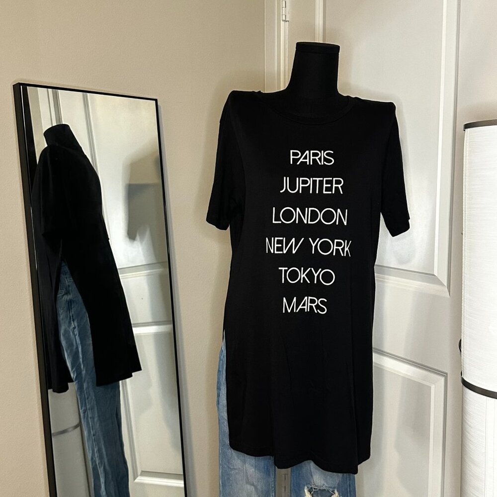 Printed black T-shirt with side slit